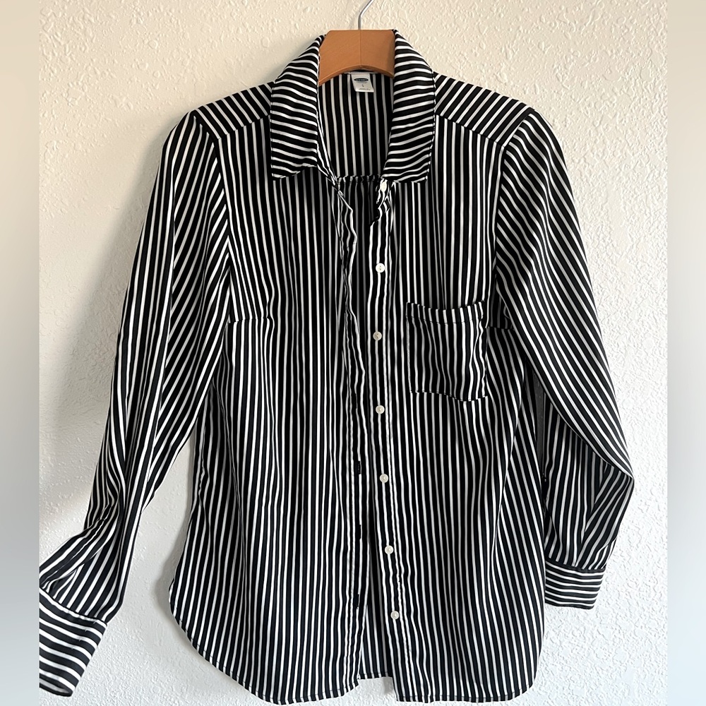 Old Navy Black and White Button Up Small